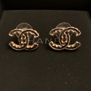 Chanel Studs In black Enamel And Yellow Gold